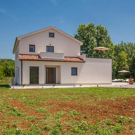 Villa Surrounded By Nature *